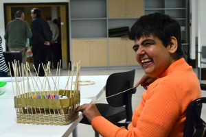 Zumezko sakitxoak egiten dituzte ondoren saltzeko