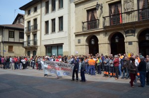 Hamarnaka lagun bildu dira Herriko Plazan LABek deituta.