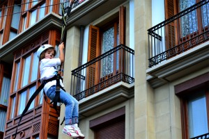 Ilara luzeak izan ziren tirolinan