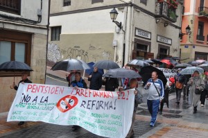 Pentsiodunak euren eskubideen alde bildu dira.