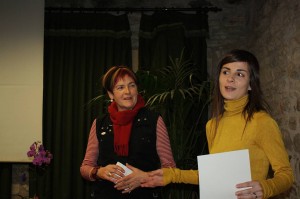 Mariasun Landa, ezkerrean, bere izena daraman saria banatzen.