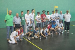 Benjamin, alebin eta haur mailako finalistak, garaikurrak jasotzen