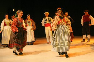 Hamabi dantzarik parte hartuko dute ikuskizunean