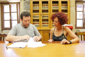 Oihan Tello eta Larraitz Aristizabal, akordioa sinatzen