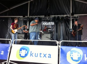 Memo Gonzalez, goizean, soinu probak egiten