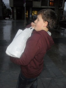 Abaraxkako kide bat, erosketa poltsarekin