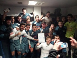 Jokalariak, aldagelan, garaipena ospatzen.