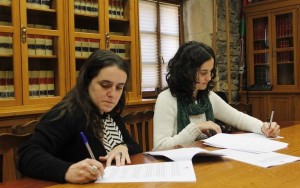 Olarriko eta udaleko kideak hitzarmena sinatzen