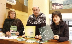 UEAMk 1999tik ud bulegoa Oiartzunen. Irudian, UEAMko kideak eta Irati Etxebeste Euskara zinegotzia