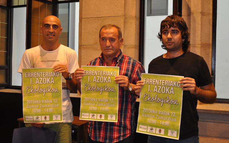 I. Azoka ekologikoaren aurkezpenean Mikel Zendoia (Behemendi), Jose Cruz Legorburu (Ingurumen zinegotzia) eta Adrian Sanchez (Biolur)