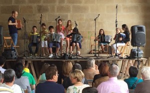 Auntxa Trikitixa Eskolako ikasleen emanaldi bat