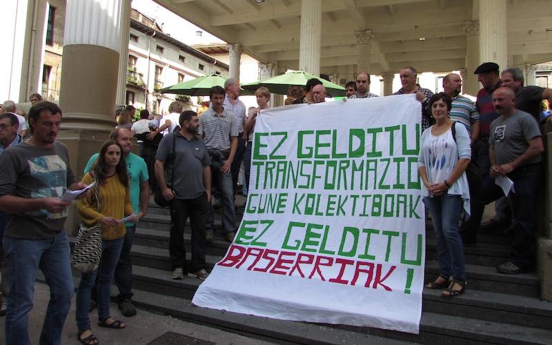 Nekazariek Ordizian egin dute protesta, bertako azokan