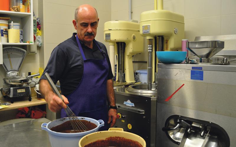 Joxe Mari Arinek garai bateko makinekin egiten du lan