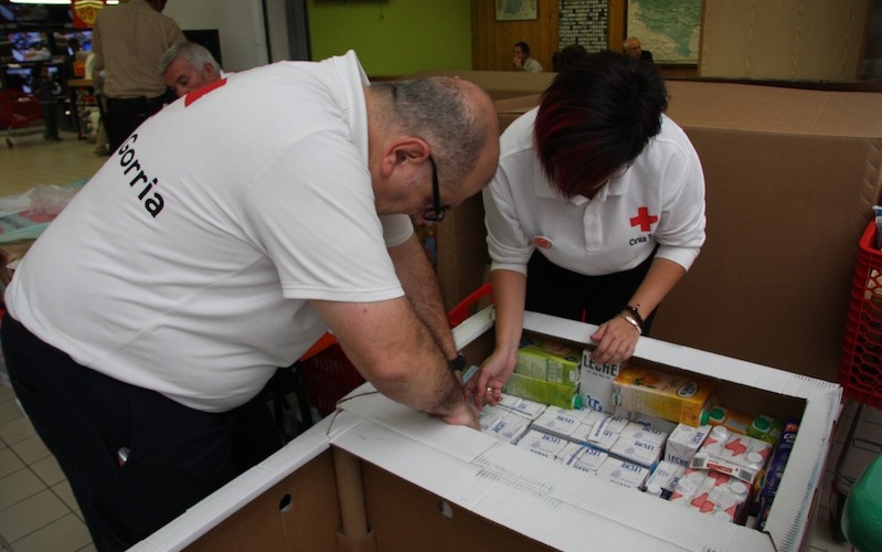 Gurutze Gorriko boluntarioak janaria antolatzen