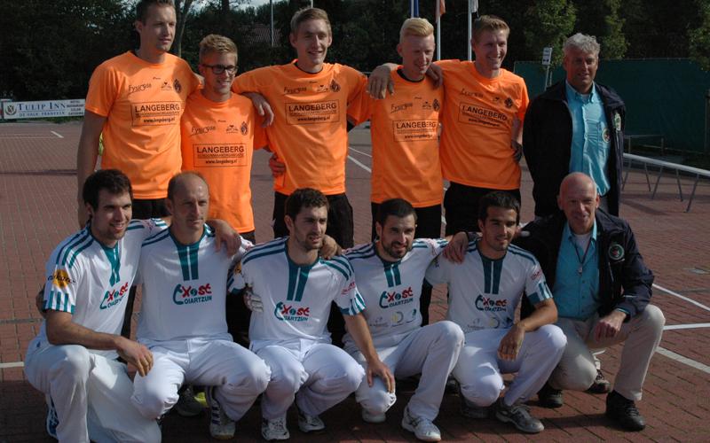 Txost taldeko pilotariak Herbehereetako Team NL1 taldearekin, Txapeldunen Ligan. Argazkia: Txost