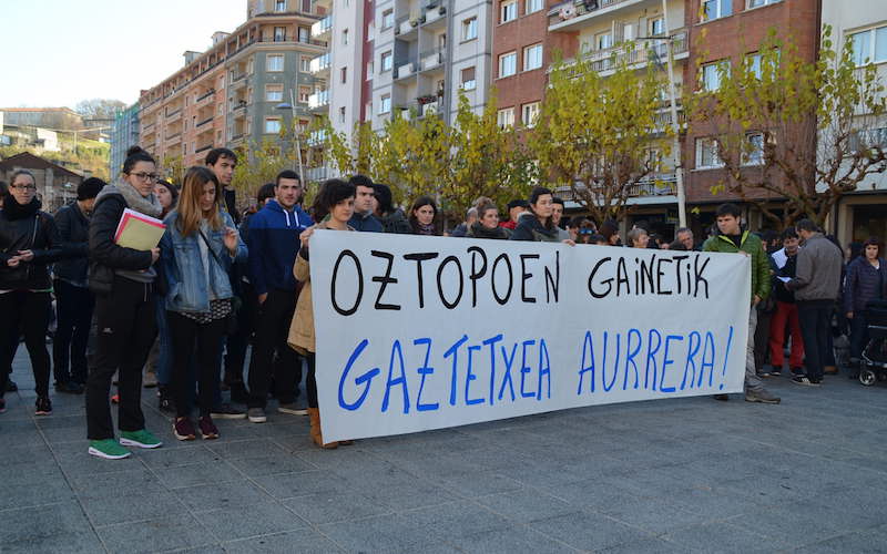 Antxoko gaztetxeak jasotako debeku agindua salatu dute hamarnaka lagunek Gure Zumardian.