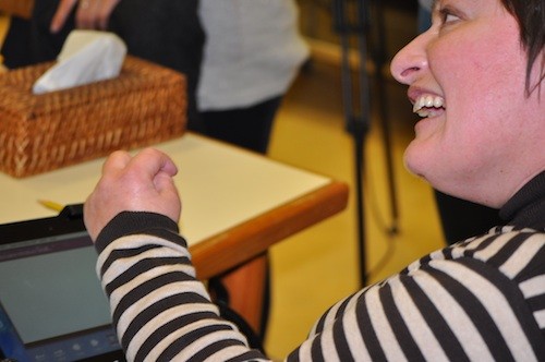 Nerea Rios, aurkezpenean, tableta erabiltzen