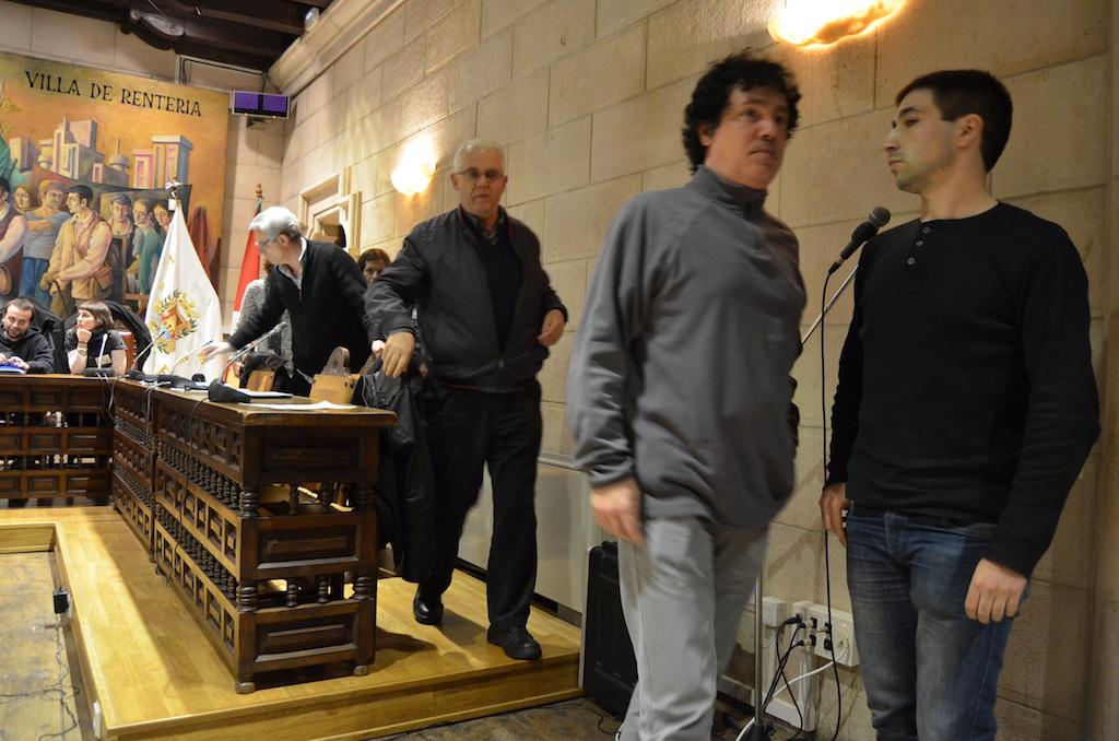 PSE-EEko zinegotziak aulkitik altxatzen