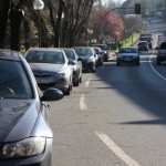 Ezkerrean aparkaleku plazak margotu eta eskuinean espaloia egingo dute