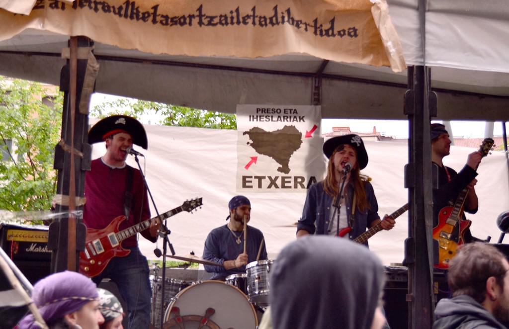 Euriaren gainetik, kaleak abordatu dituzte gaztetxeko kideek