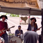 Euriaren gainetik, kaleak abordatu dituzte gaztetxeko kideek