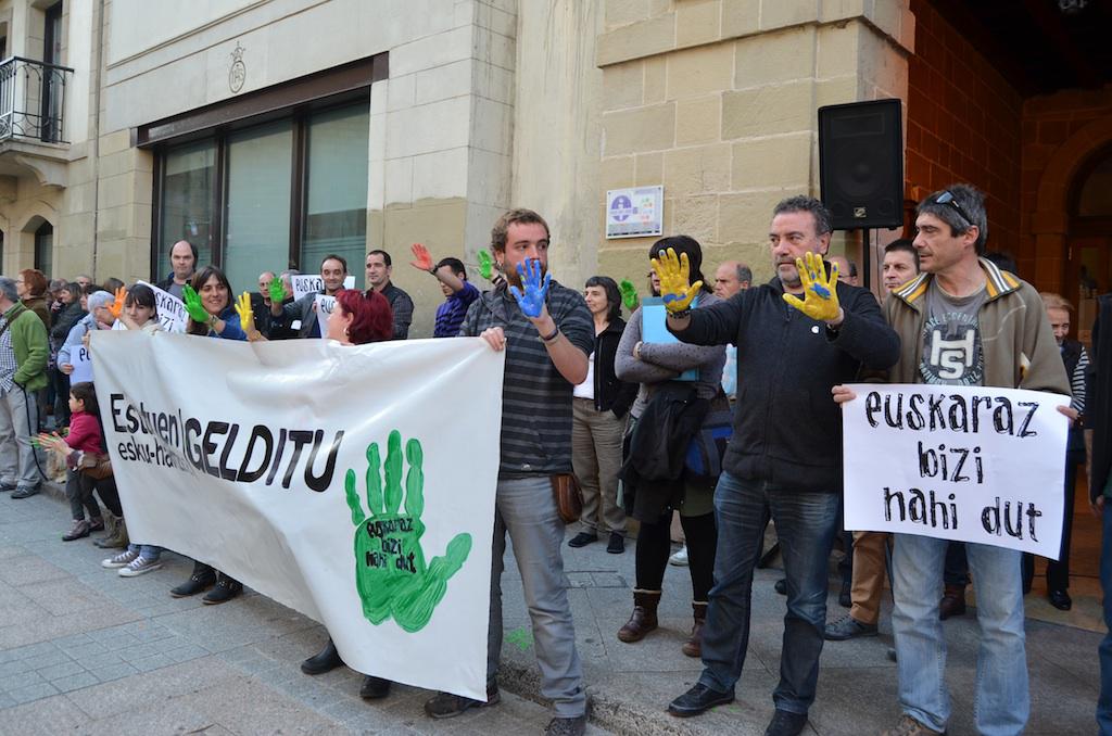 Estatuen esku hartzearen kontrako elkarretaratzea