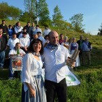 Baleio Sagardotegiko Iñigo Isasa Sagardo Egunaren ikurra jasotzen