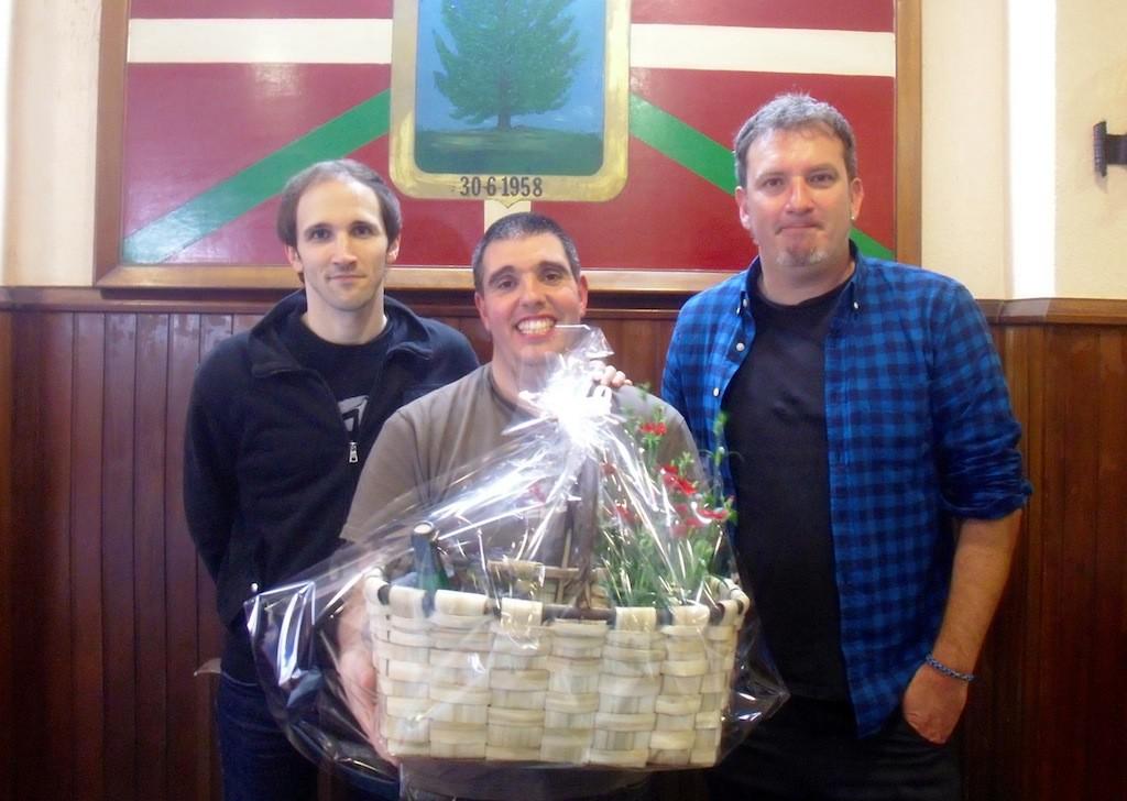 Iñigo Legorburu Altzako bertsopaperetan saritua