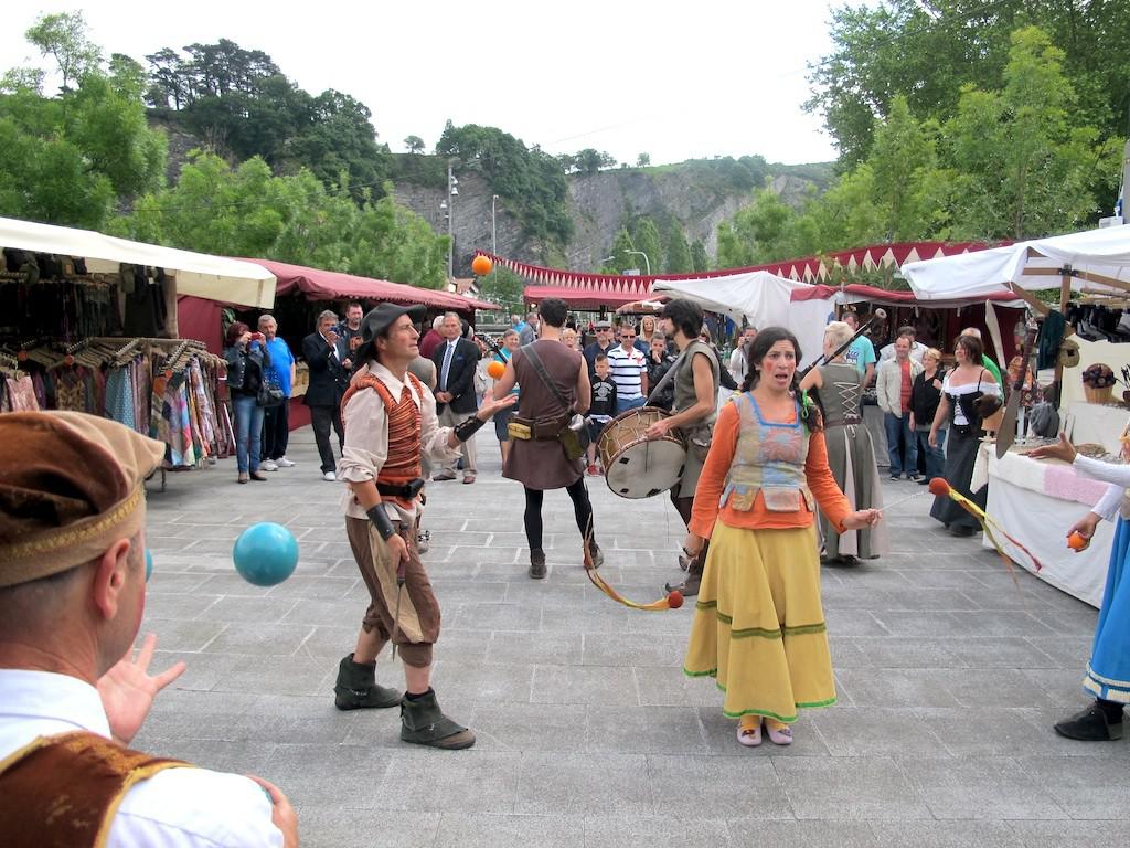 Postu ugari jarri dituzte Behobiako Erdi Aroko azokan