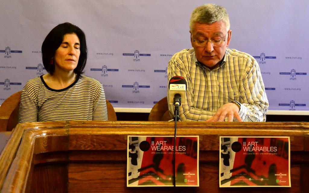 Ezkerrean Itsaso Petrikorena zuzendaria eta ondoan San Martin zinegotzia