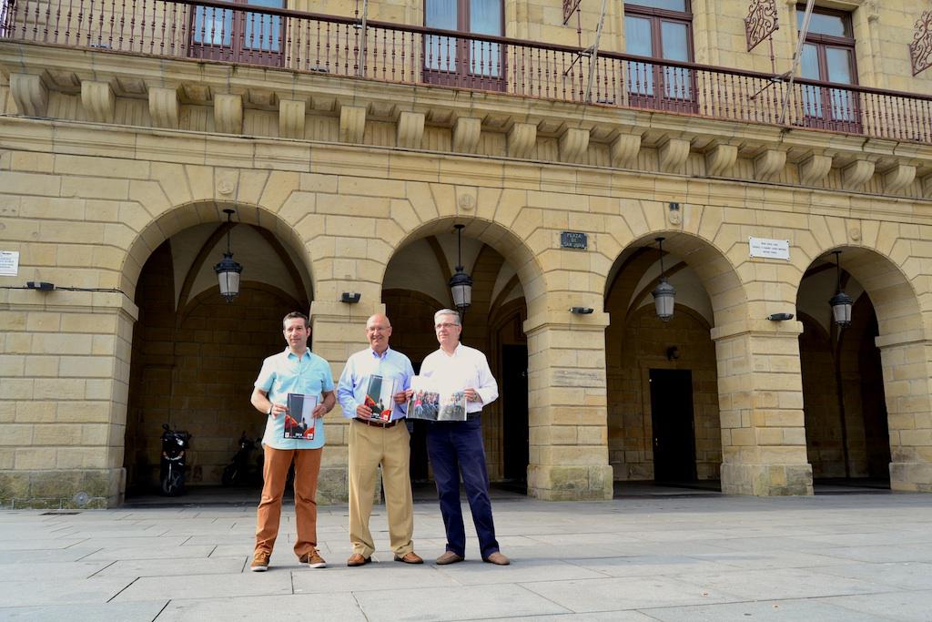 Alarde Tradizionaleko kideak aurkezpenean