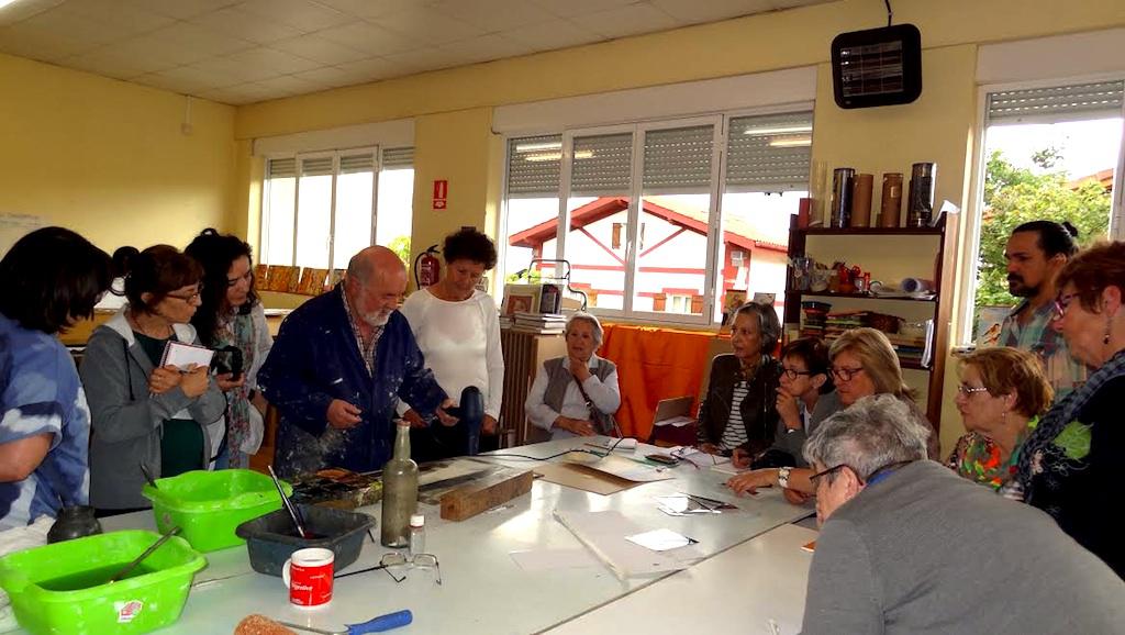 Akademiako ikasleak klasean