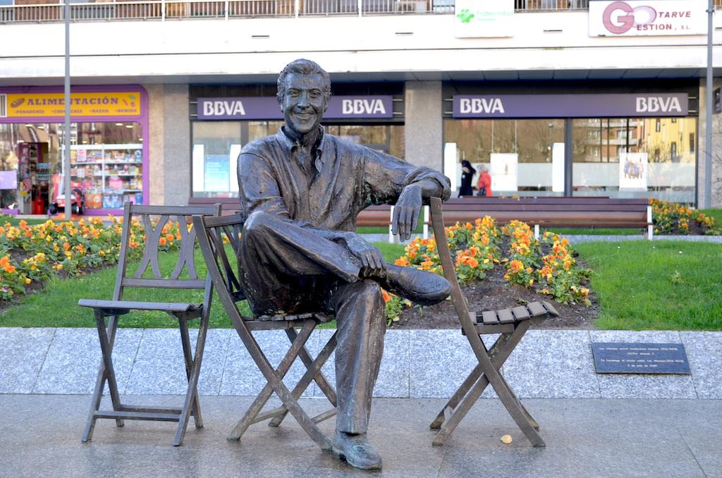 Luis Marianoren omenezko eskulutura