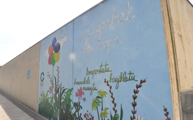 Pasaia Zero Zabor taldeak Donibanen marraztutako murala