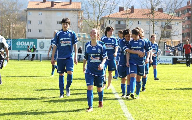 Albaceteko jokalari bat baloia lapurtzen saiatzen