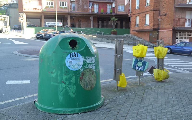 zintzilikarioak eta edukiontziak
