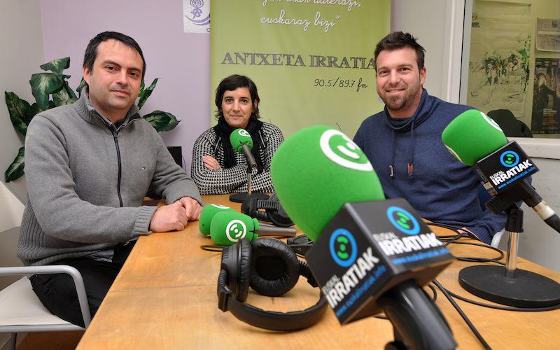 Antxeta Irratikoak irratiaren 15. urteurrenean hartutako irudian.