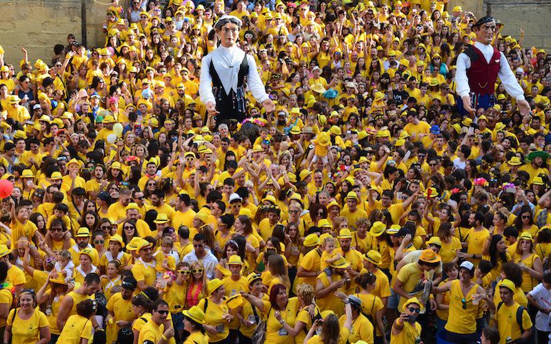 Kuadrillak herriko plazan Maialen eta Xantirekin.