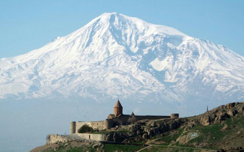 Jon Unzuetak, Georgia, Armenia eta Iranera egindako bidaian jasotako irudiekin emanaldia egingo du ostegunean.