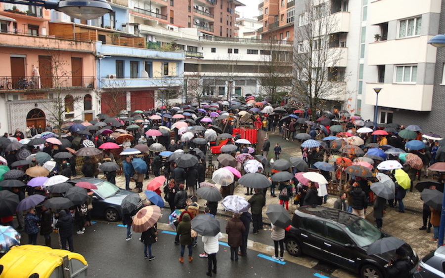 Hilaren 6ko erasoa salatzera atera dira kalera.