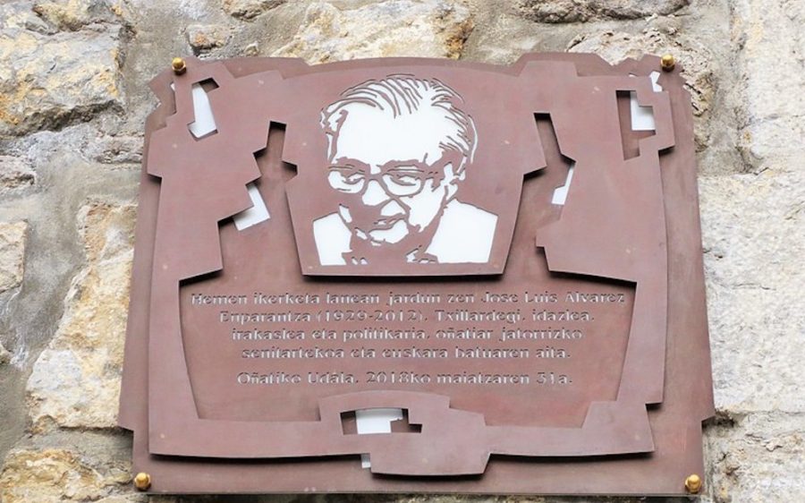 Txillardegiren omenezko plaka Arantzazun.