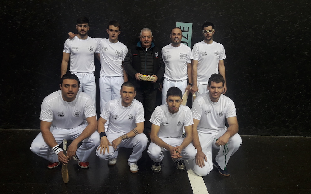 Zutik, Martija, Galarraga, Bidegain epailea, Getaria eta Juanes. Makurtuta, Juarez, Alegria, Garbisu eta Martinez
