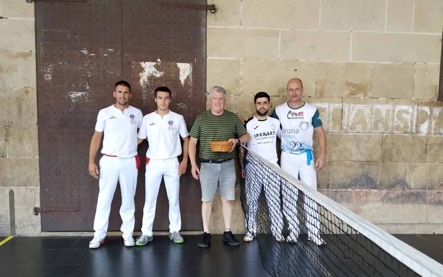 Eskuzko pasakako pilotariak atzo, Kontzejupean.