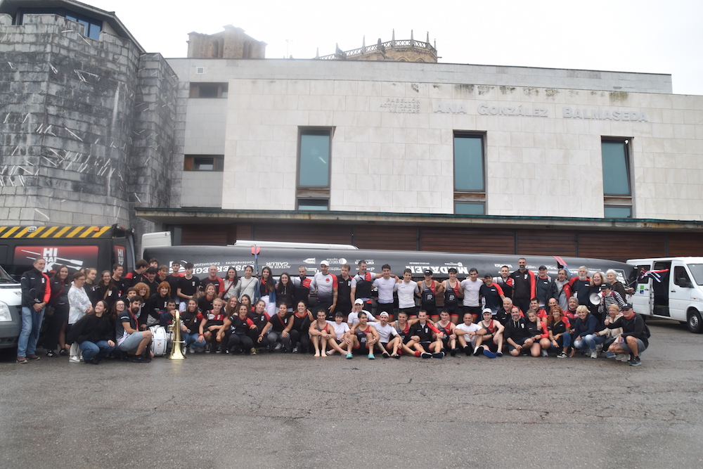 Hibaikako arraunlariak zaleekin