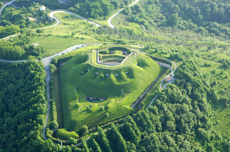 Bizarain mendia eta San Marko gotorlekuaren panoramika bat.