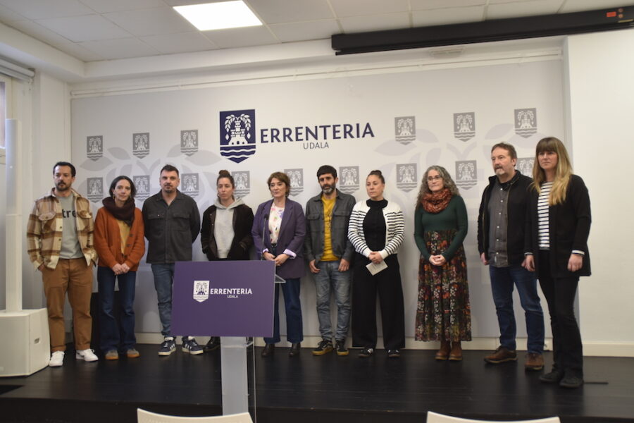 Gobernu taldea euskararen kontrako erasoa salatzeko agerraldian.